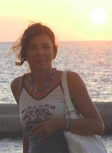 Vivo nel mio piccolo mondo.....ma ogni tanto sbircio fuori. Sono banale ? no normale.