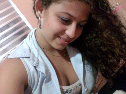 Elα que vive com α cαbeçα nα luα, com músicα no ouvido e corαção nα bocα :)
elα é meninα e mulher, elα sαbe muito bem o que quer .