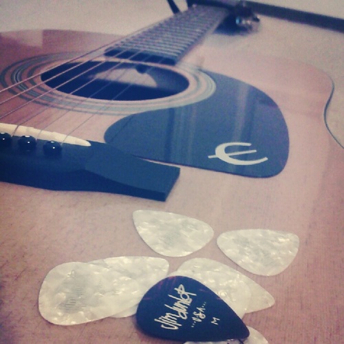 AcousticGuit4r's profile picture. Problems we kings & queens of the stringed axes face on the daily. Tweet #GuitarPlayerProblems and you might get RT'd if it is relevant.