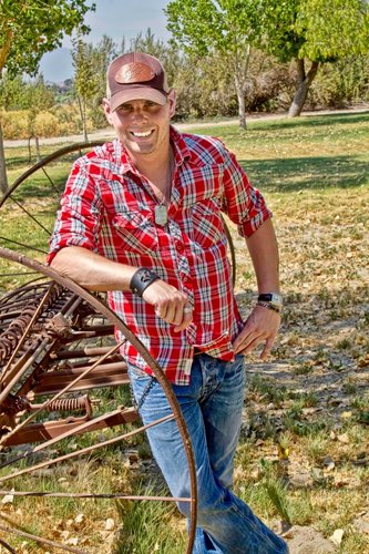 Justin Foutz is a 28 year old Singer/ Songwriter and was L.A country Artist of the year and been seen on hit tv show Glee. If you wanna know just ask!