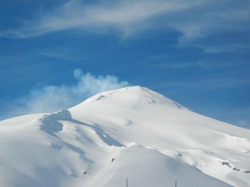 Pucón, CHILE! Competencia de ski en Volcán activo: VILLARRICA! http://t.co/A6W4cxiwFd