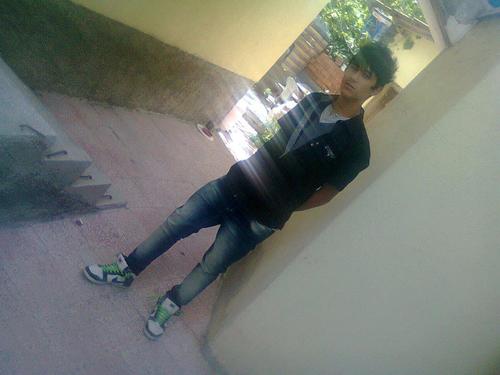 * #  . . Yaşım 16 , ankara-ayaşta oturuyorum. . GeneLde müzik dinLemeyi severim. . Neyse ßu kdr yeter . Ok ßy!.. (; . . * ¤ . .