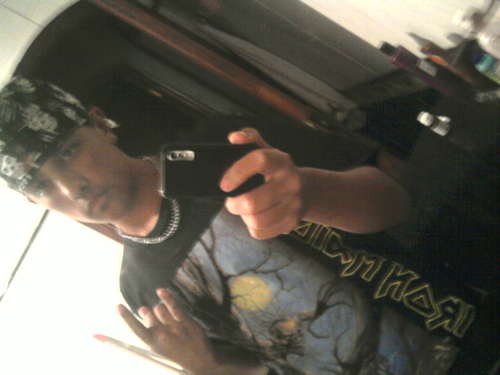 14 anos , Carioca,Gosto de Rock e Metal, se quiser me conhecer melhor estou disposto....