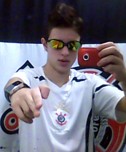 Alegre,Serio,Legal,Chato,Amigo,Inimigo,Verdadeiro,Falso,Criativo,Péssimo,Lindo,Feio,Especial,Insignificante.Essas são as palavras que usam comigo , até hoje.XOX