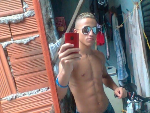 Eu só quero ser feliz andar tranquilamente na favela onde nasci. E continua fazendo os meus raps com humildade,ajudando sempre as pessoas
