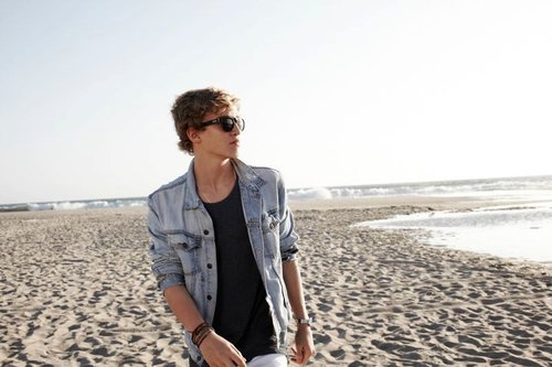 I am in LOVE with Cody Simpson, and I will always be a true simpsonizer until I die. I have been a simpsonizer for 7 years. I LOVE YOU CODY SIMPSON!!!