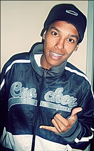 ''Pisciano,16anos,divertido,coca-cola,chocalate,Santista,Fámilia,Baladaa,amigos e Deus em 1 Lugar''
''Defeitoos ? Poukoss,pois ninguém é Perfeito née !