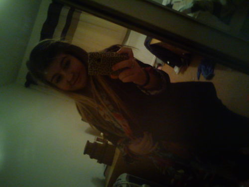 oliviaahions's profile picture. im 16 & i sing! Dont really know what to put here, but follow me and ill follow you back :')