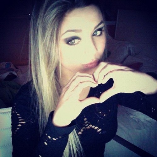 ~. Fã clube dedicado a @marianasampaioo feito no dia 09/01/2012 :}  1° COM O USER MUITODIVAAMARI !!!!!!!!!!!!