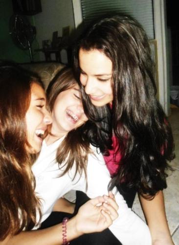 Fiz este Twitter dedicado a 3 meninas com um talento imenso,que tem um sonho,e vão enfrente para torna-lo realidade. @PDbora @LizzCyrus & @LsbBarbosa.