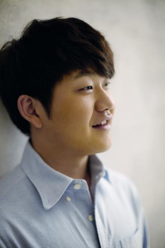 The Korean Tale of Susan Boyle - Sung Bong Choi - who has captured the hearts of the world with his compelling story and sensational voice. 

COMING SOON