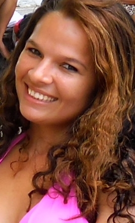sou adventista, cursando Educação física, dou aula de basquete e Futsal.
determinada,amiga. entre outras qualidades e defeitos tbm,porém muito feliz