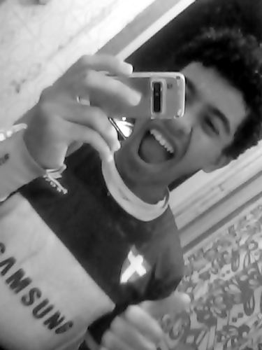 Chicleteiro, Baiano, Palmeirense, Apaixonado, Chorão, Feio mas feliz  resumindo não sou perfeito, tenho vários defeitos, porém são eles que me fazem ser único.