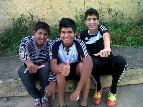 soy un chico super sencillo, carismatico me gusta rumbear, y mi pasion es el futbol... sigueme y veras que soy chevere :)