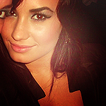 Tenho orgulho de saber que a minha pequena estrela se tornou em uma grande mulher , e superou toda dor e sofrimento .
. Conheci a Demi dia 31/02/1232 tendeu?