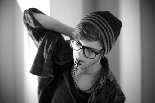 Yellow_trouble's profile picture. Me enamoré de una sonrisa, de un par de ojos y de sus letras. A 1830 km de ti... @andy_lipstick.