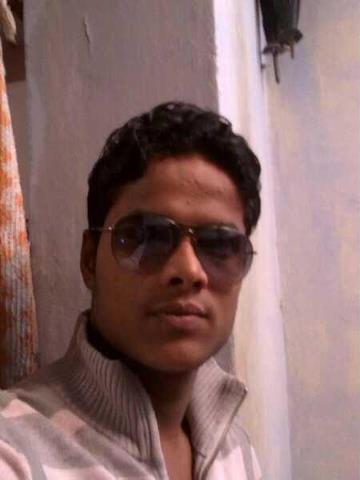 Humein Aansu Se Zakhmo Ko Dhona Nahi Aata
Milti Hai Khushi To Use Khona Nahi Aata
Seh Lete Hai Har Ghum Hans Ke
Log Kehte Hai Humein Rona Nahi Aata…