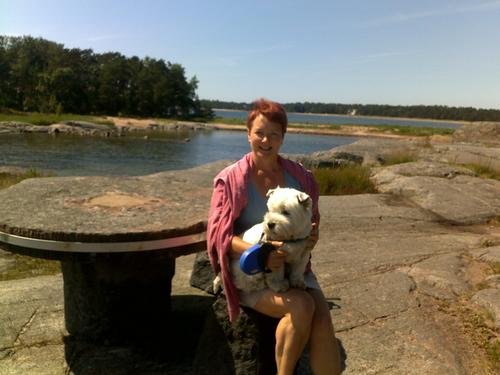 Servican tj/sitoutumaton/Onni-koiran emäntä. Täällä ihan omissa nimissä elämän eri ilmiöitä ihmettelemässä.