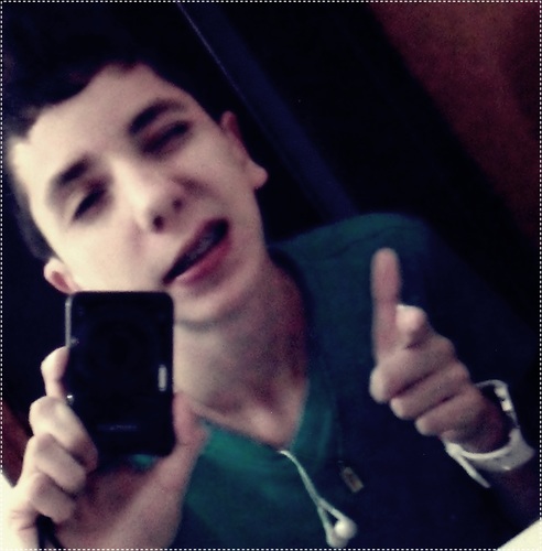 'Viver nunca é facil, pra mim também não é, já andei sem foco, sem força, só contando com a FÉ! ♫♪ *[;