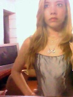 Sou aquela que ama a familia e seus amigos,que valoriza cada minuto da sua vida ao lado daquela pessoas que fazem de um simples momento se torna inesquecivel,,