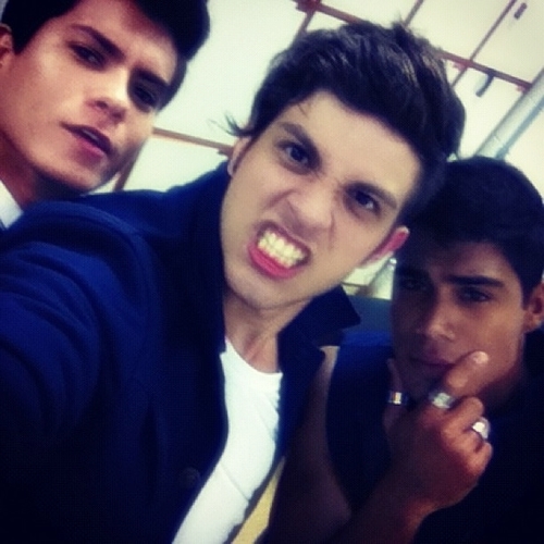 amr q só fã entend,pq msmo sabendo q eles nem sabm q existo,continuo cm esperanças d um dia poder encontra-los e dizer o qnto sao importants.
dona:@Laariih_w