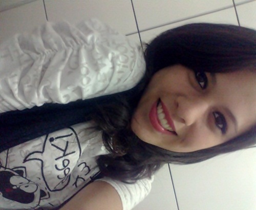Ignorante, preocupada, boba, educada, romântica, impaciente, quieta, amo miinha familia. Prazer essa sou eu. Follow - me ? *-*