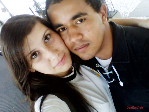 Ame a vida e os bons amigos, pois a vida é curta e os bons amigos são poucos . Namorada do @ClehDaDani_ *-* Irmã da #Isabela  rs ♥ Tia da #Mariana ♥