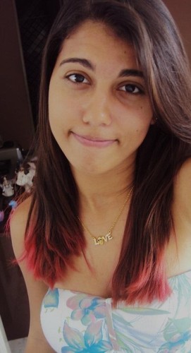 18 anos, libriana, Corinthiana, curto ficar sozinha, complicada, sensível, diferente, e sonho em pintar o cabelo de rosa, ué, pq n *-*