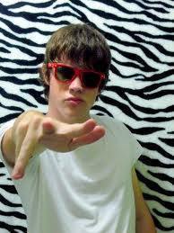 14 anos vinicius lopez é bloqueiro do R7 Brasilia,clab club cef8 e curador do blog cef8 e apresentator ,adoro rock e pop rock,e sou muito feliz (: kkk