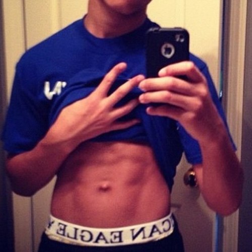 flashyliving's profile picture. 