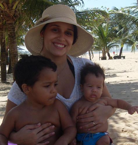 Ser mãe é dividir o que se tem, sempre priorizando os filhos; Ser mãe é cuidar, amar, amar e amar! Rs Amo vocês filhos... s2