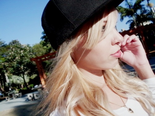 http://t.co/4BrMvsp8L6
http://t.co/SB1TF2vgC9
Às vezes parece que tudo já está escrito o que será feito o que será dito (8