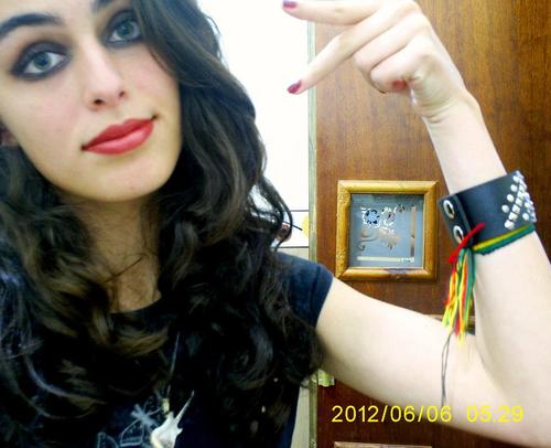 Natália, pisciana, divertida, doidona, sentimental, cereja, punk rock, Green Day, preto, frio, se gostou ou não...FODA-SE! - http://t.co/5WDCkPLBLZ