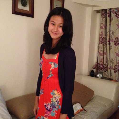 Im nicole and this is my twitter! i love food, orange and sports! x