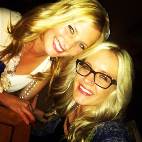 howfake's profile picture. A woman who loves her creator!