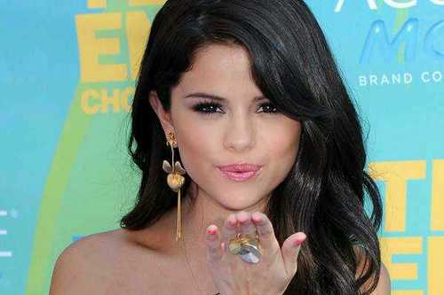 I tweet pics of selena!!!nd news!!:D