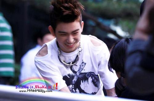 อันยองครับ ผม JR จาก JJ project ครับ ผมเฟรรี่นะครับ น่ารัก หล่อ(?) มีอีกหลายอย่างที่คุณไม่รู้ ฟอลมาสิครับ