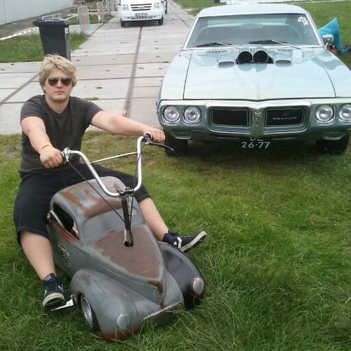 BBeths's profile picture. Runnin' on music and petrol;