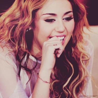 FC Miley Cyrus , sou smiler , lovatic , directioner , acima de tudo amo a nossa Destiny , @MileyCyrus we love you .