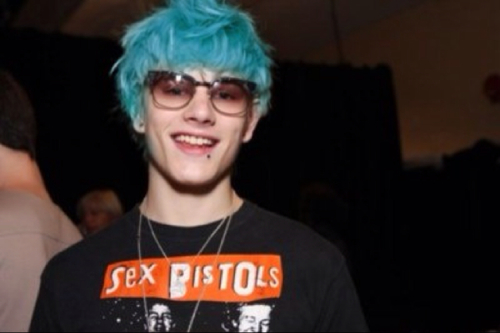 WizardTeddy's profile picture. @LittleDevilLil is my flower. Metamorphmagus and Werewolf. Quiet, shy book worm. Student teacher for DADA, DJ and college student. HPAU RP #Sunbeam