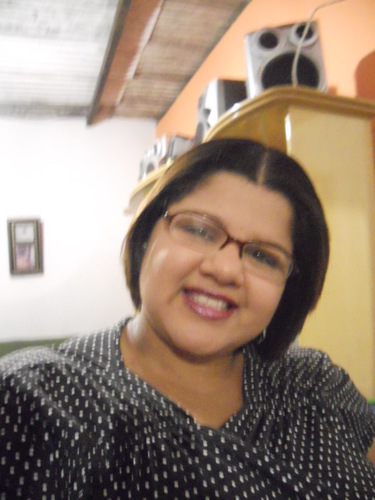 Sou eu, como a batida de uma balada antiga. Uma nota de um acorde esquecido. Um grifo em uma página de livro. Um sorriso em uma foto, em um porta-tempo assim