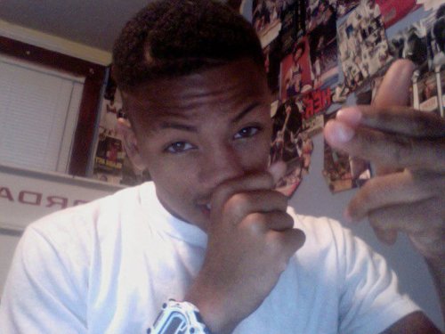follow me  we thugs follow my thug @poetic_love we thuggin shid fuck deze hoes ion gaf dont love no hoe m.ob on everythang