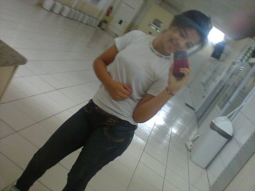 Garootinha imperfeita, aqeela qe chora de dor, aqela qee já sofreu poor amor, aqeela qe sabe se arrepender, aqeela qe grita, aquela qee já brincou de boneca..