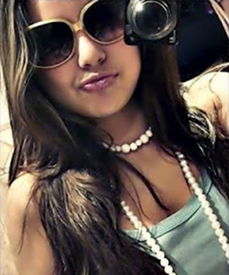 Ciumenta , corajosa, sentimental ,determinada , apaixonada por sorrisos , sincera e carinhosa . me segue vai ? *-*