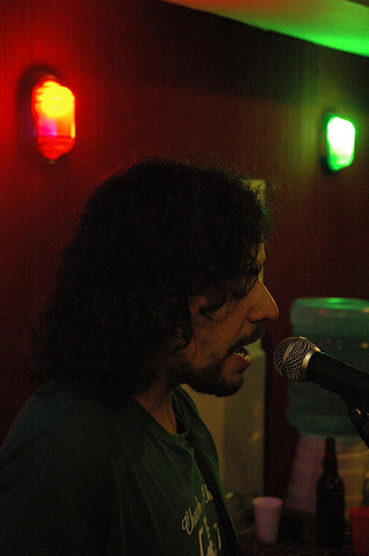 Maníaco, psicopata, anti-humano, palhaço, pau no cu, gentil, amor de pessoa, baixista, guitarrista, violonista, bêbado... mas depende a ocasião!