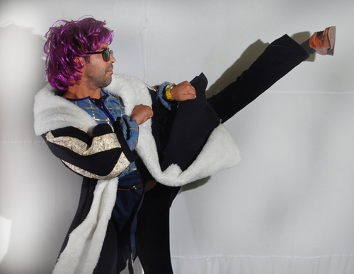 Cantante, saxofonista, performer showman ¨cuasi¨ profesional, genial por momentos ... decididamente tonto en otros ... la proporción ? no, no te la digo
