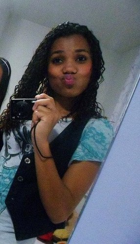 Não sou a garota mais certinha &&' nem a totalmente descontrolada. Não busco ser perfeita , mas sim ser eu mesma ..