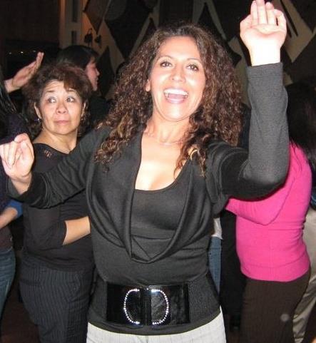 Alegre, simpática, sociable, sólo...un poco perfeccionista y demasiado sensible.