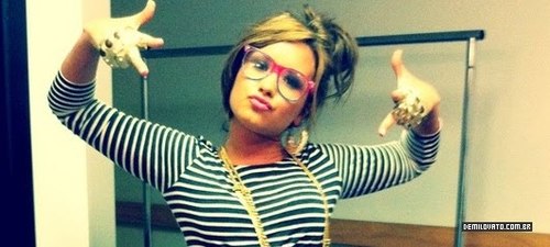 Minha diva esquece a unha no restaurante e confunde pudim com ração de cachorro...minha diva é lerda e linda, minha diva é UNBROKEN s2 @ddlovato fã.