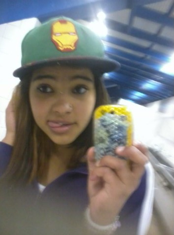 - A menina que te encanta, - A garota que te fascina, - A mulher que te enloquece. *___*